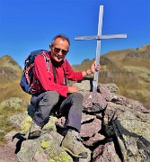 21 Piero alla croce di vetta del Monte delle galline (2131 m) con vista in Cima di Mezzeno a sx
